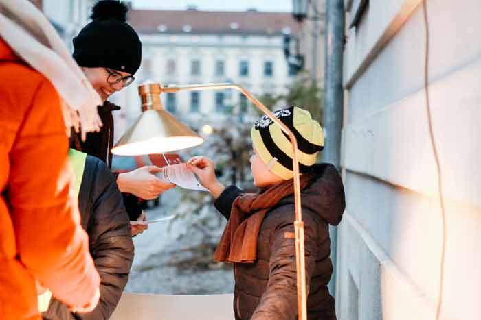mittendrin children handing out stars