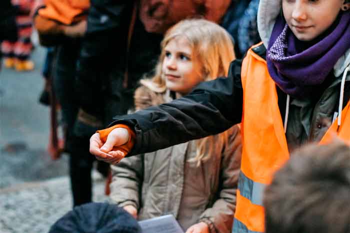 mittendrin children inviting people